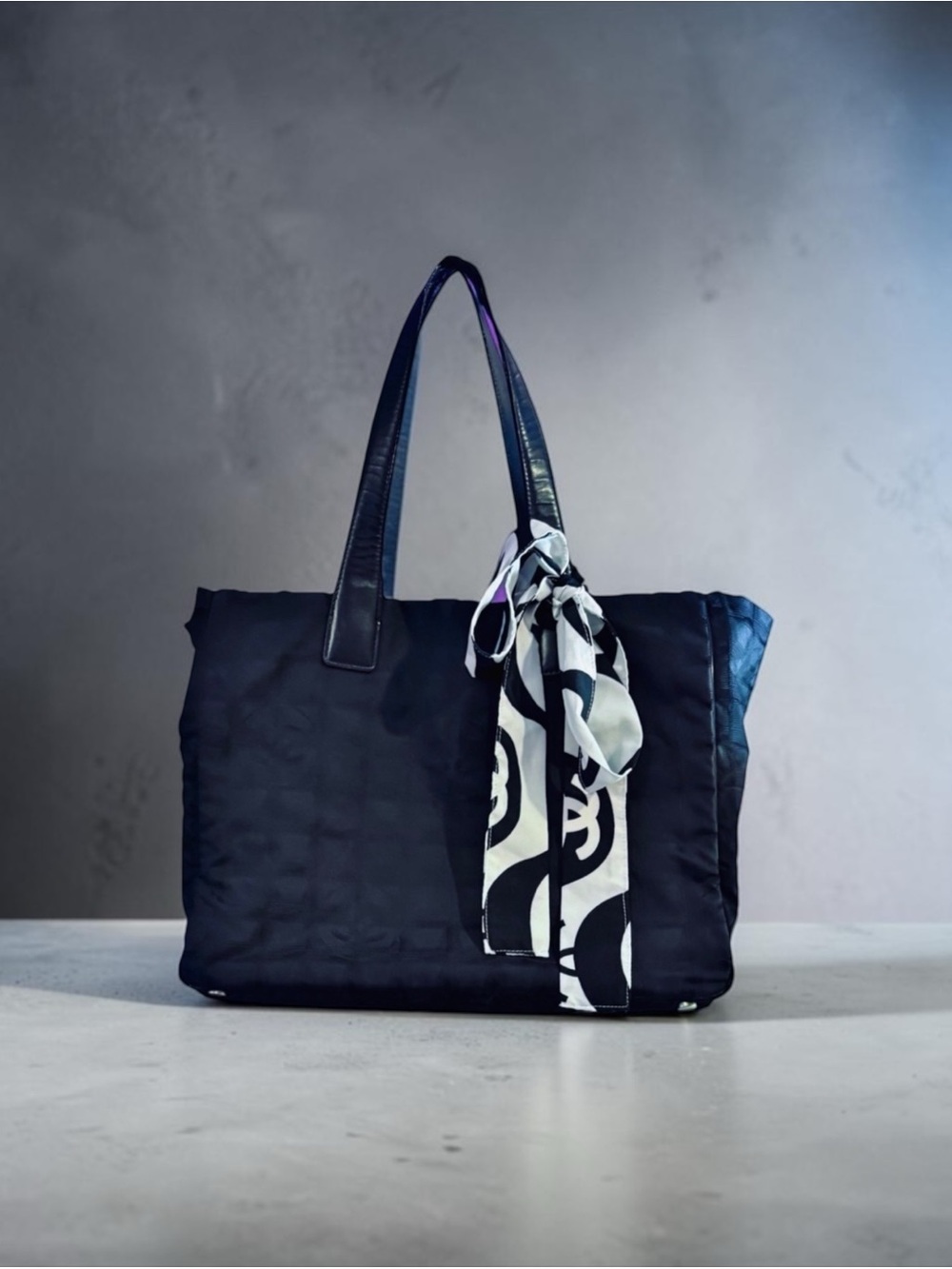 CHANEL Vintage Travel Line Tote MM
Blk nylon/Jacquard w/Leather Handles (03/04) - Picture 2 of 10